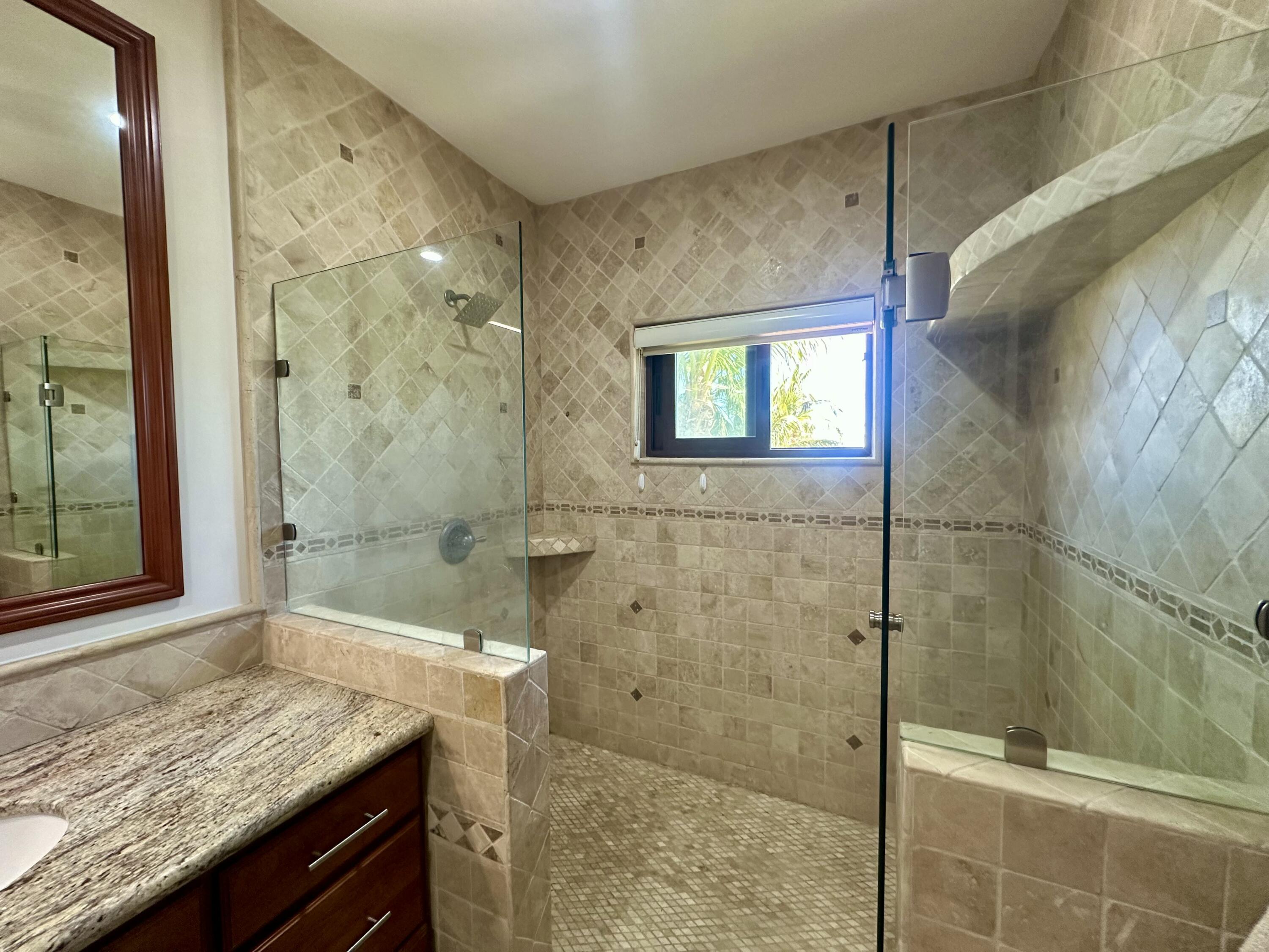 Carretera transpeninsular, Gringo hills compound