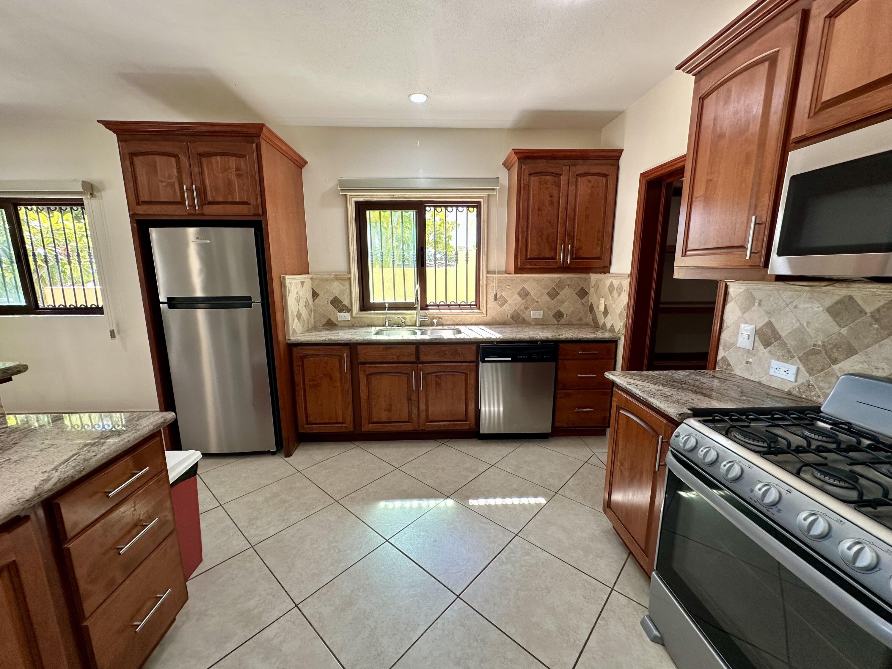 Carretera transpeninsular, Gringo hills compound