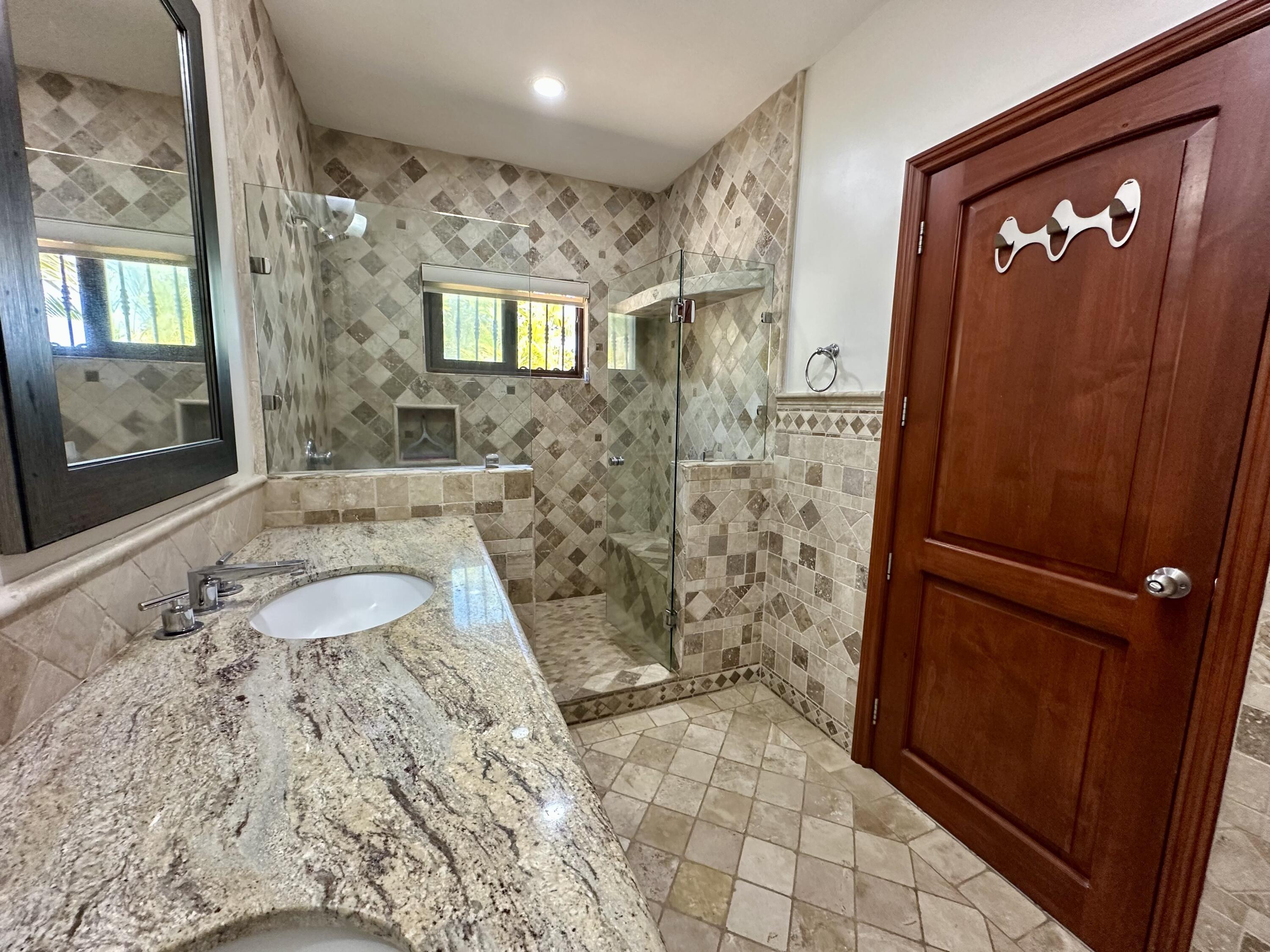 Carretera transpeninsular, Gringo hills compound