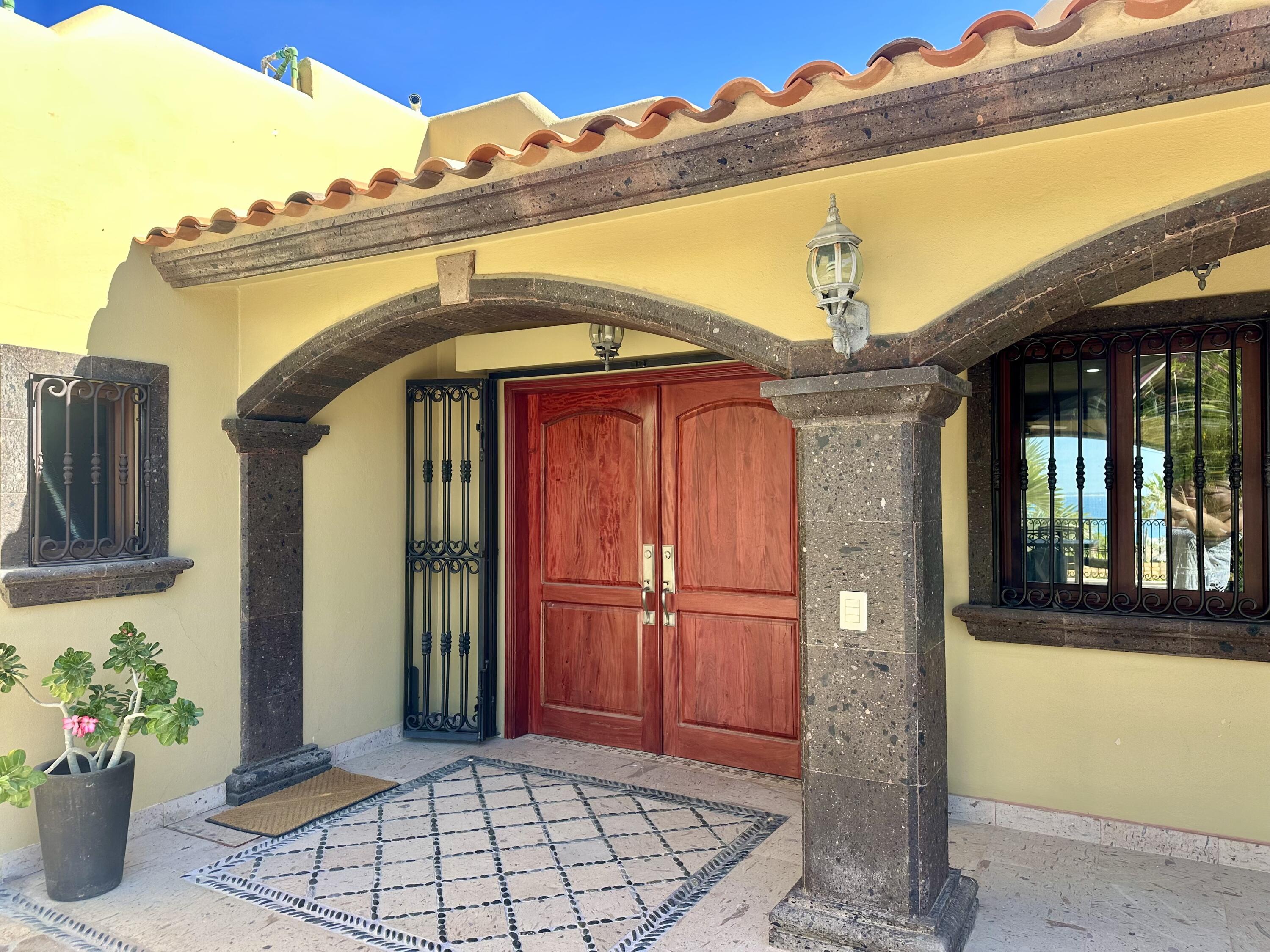 Carretera transpeninsular, Gringo hills compound