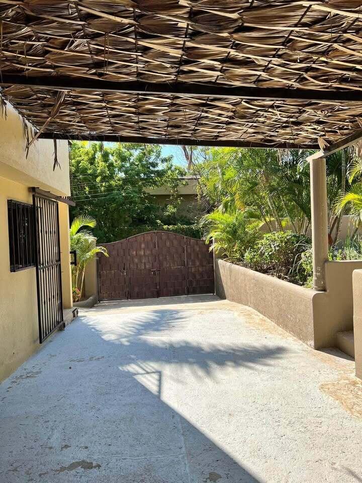 Carretera transpeninsular, Gringo hills compound