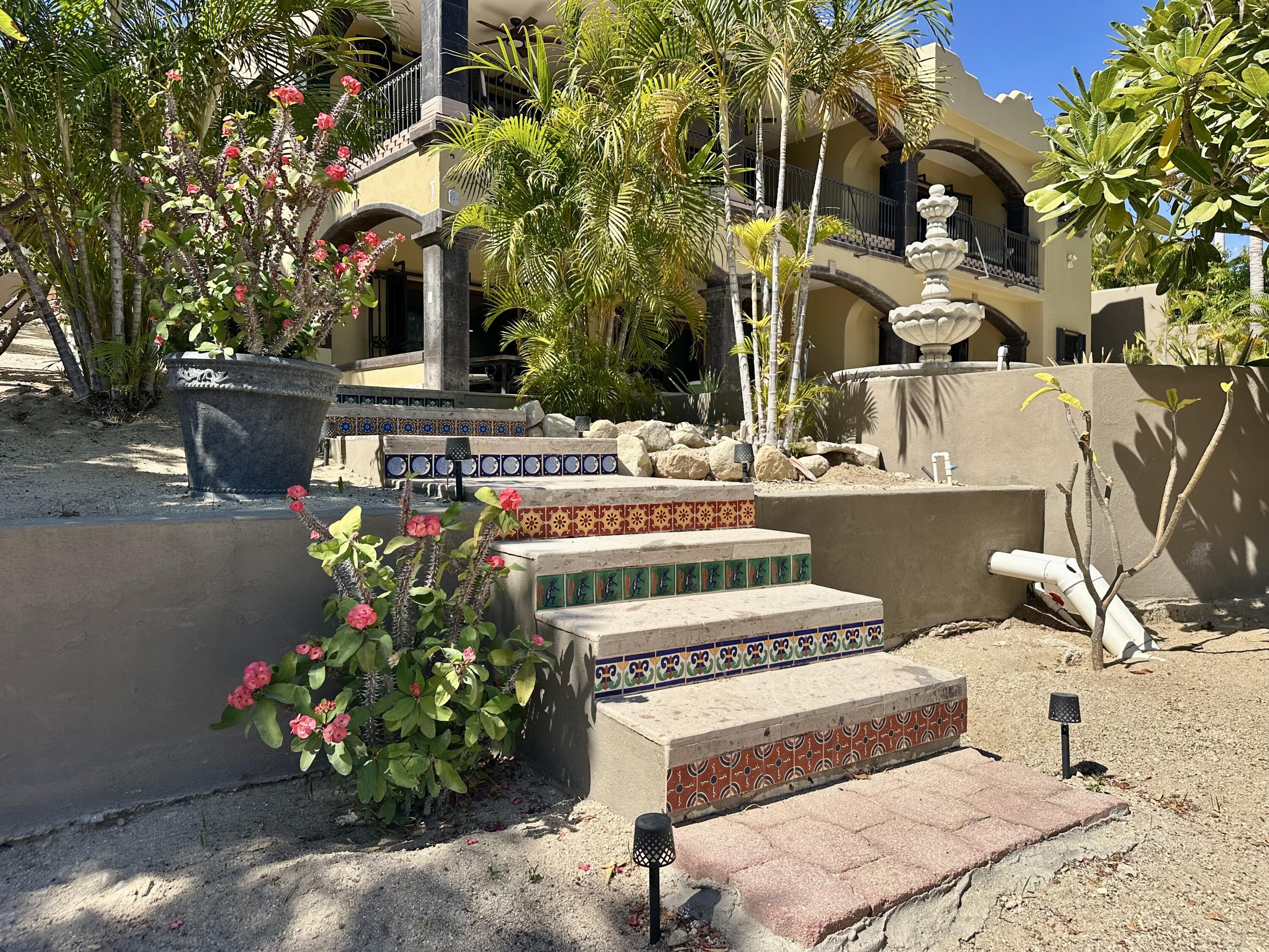 Carretera transpeninsular, Gringo hills compound