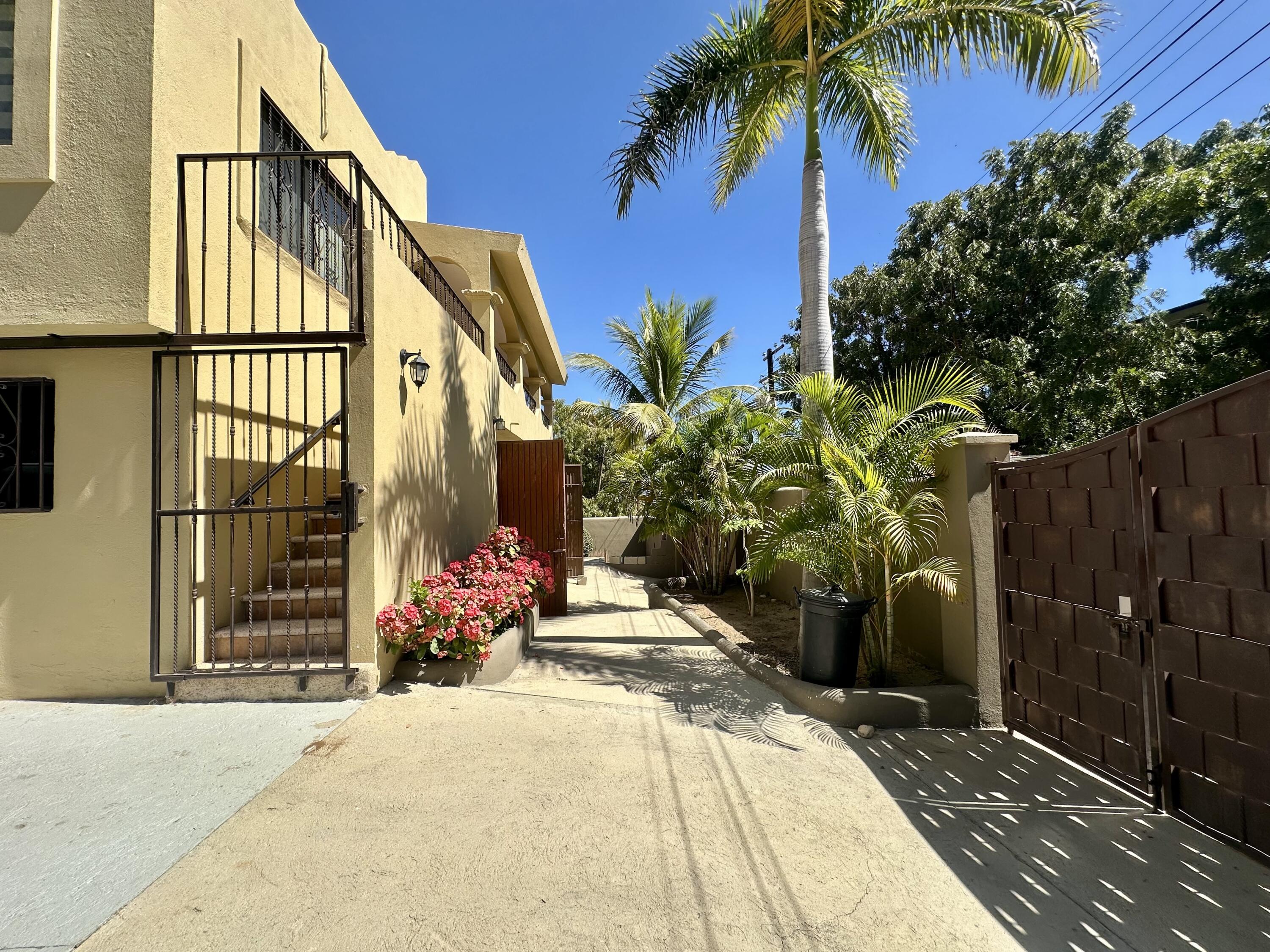 Carretera transpeninsular, Gringo hills compound