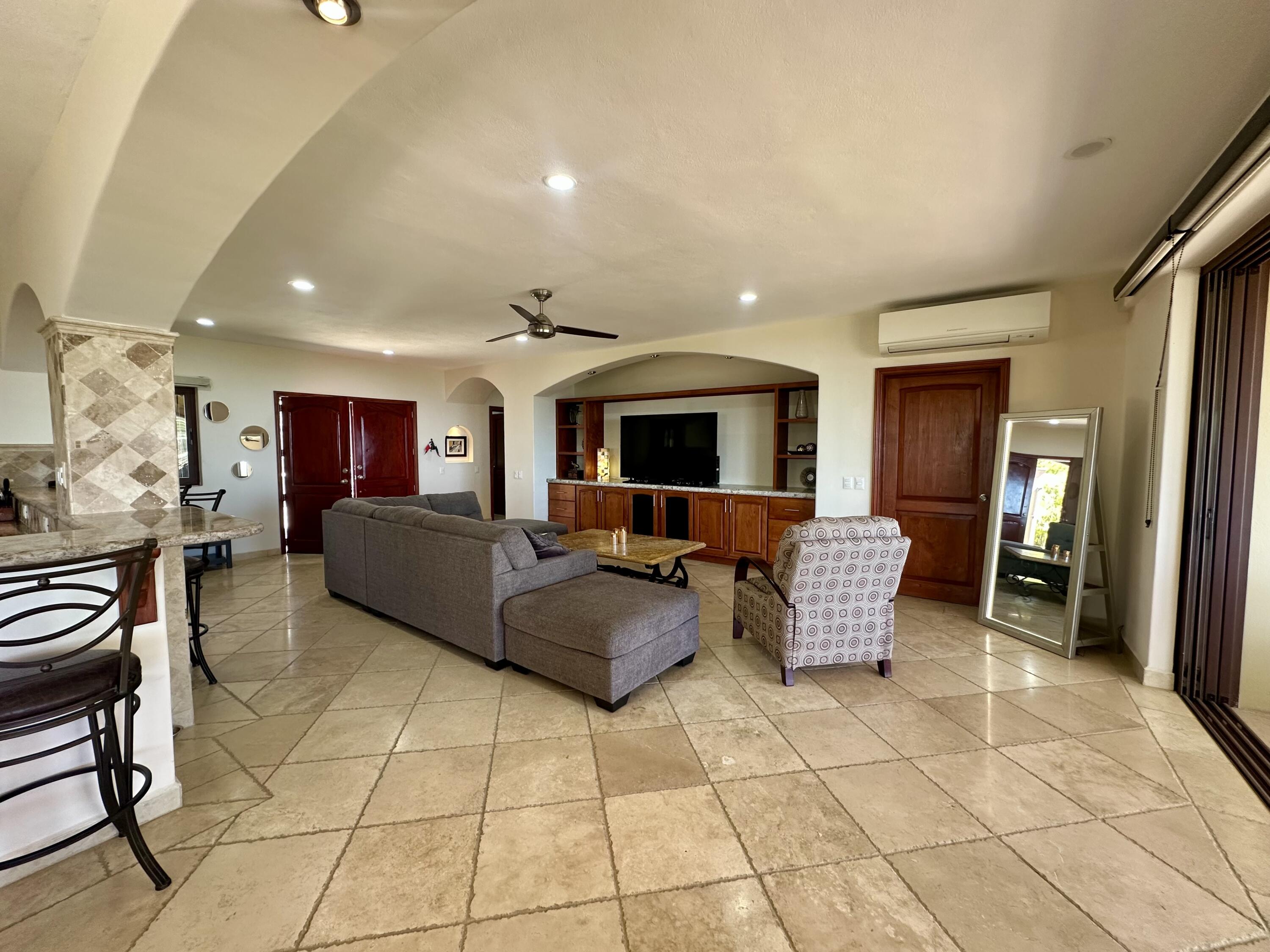 Carretera transpeninsular, Gringo hills compound