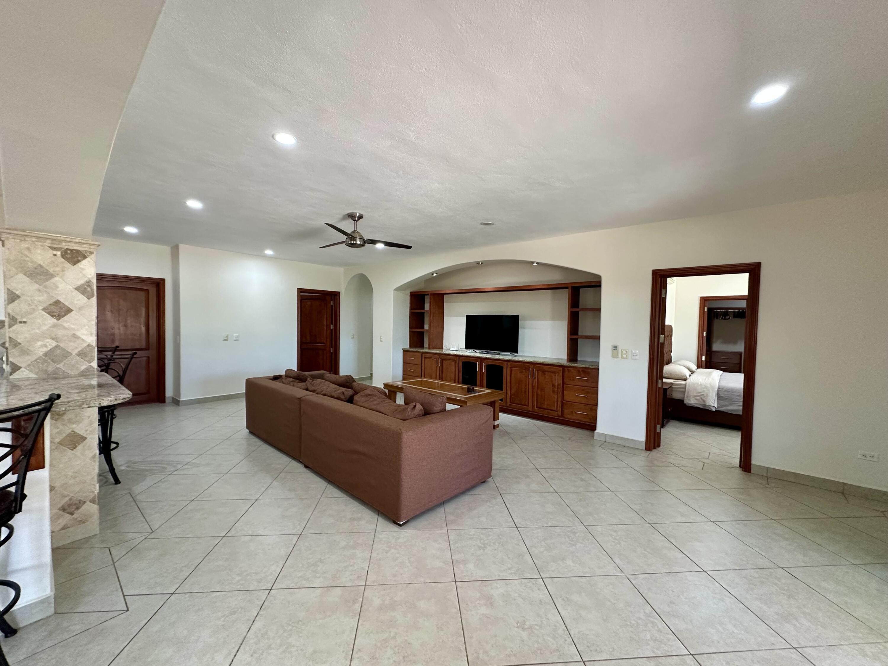 Carretera transpeninsular, Gringo hills compound