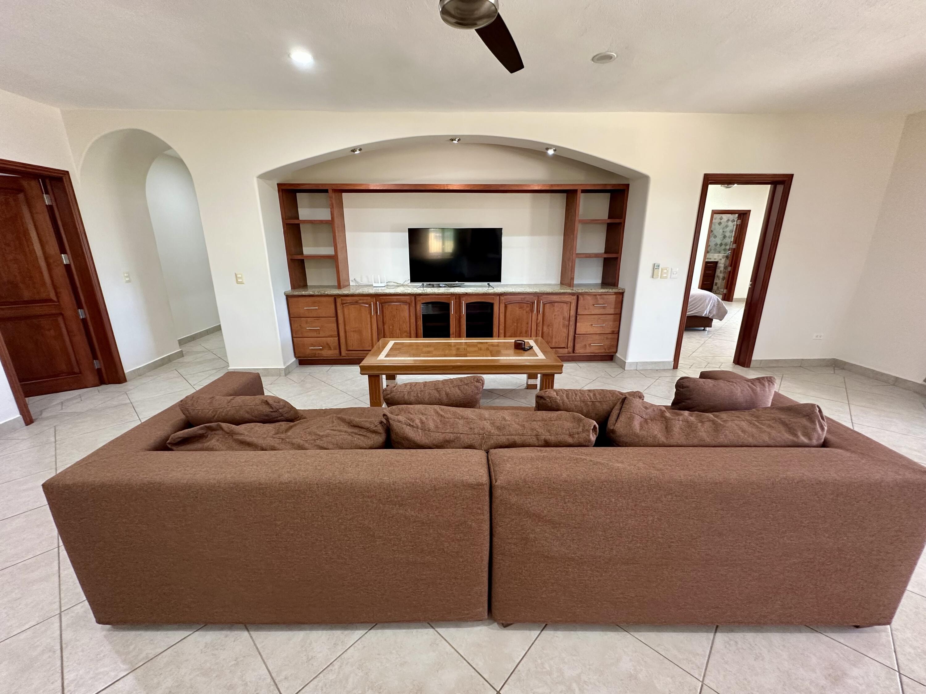 Carretera transpeninsular, Gringo hills compound