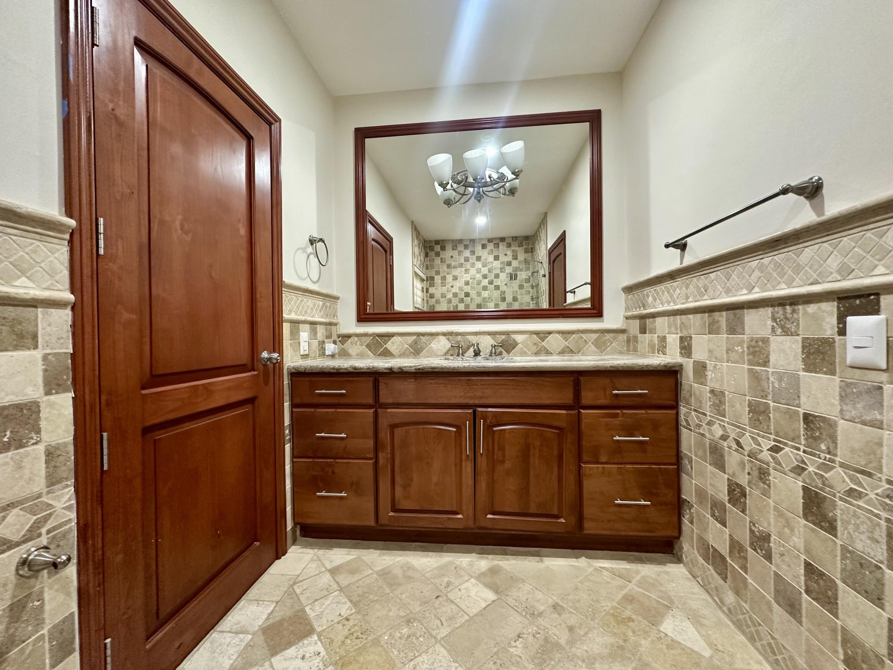 Carretera transpeninsular, Gringo hills compound