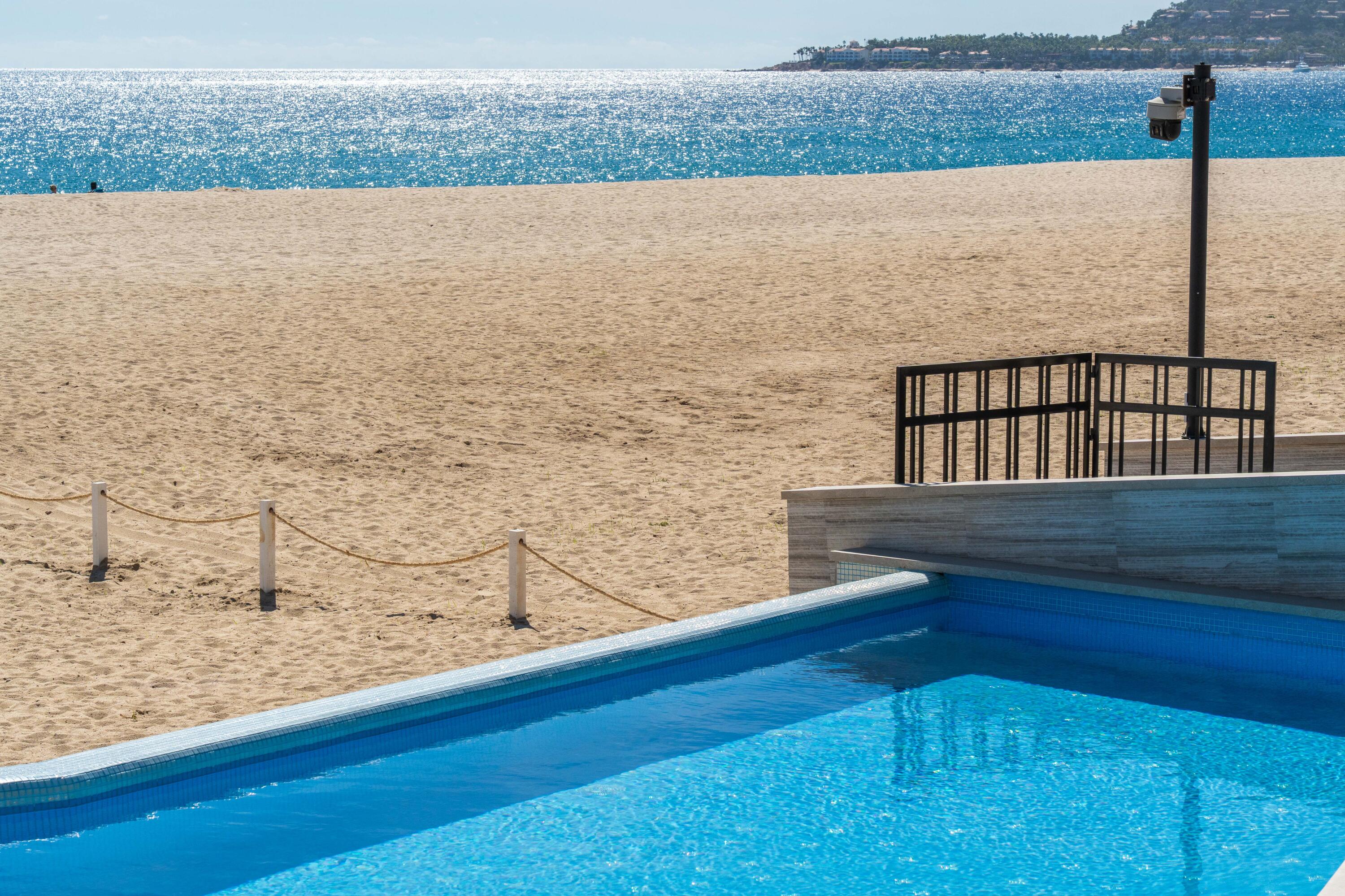 Oceanfront Condo, Albaluz