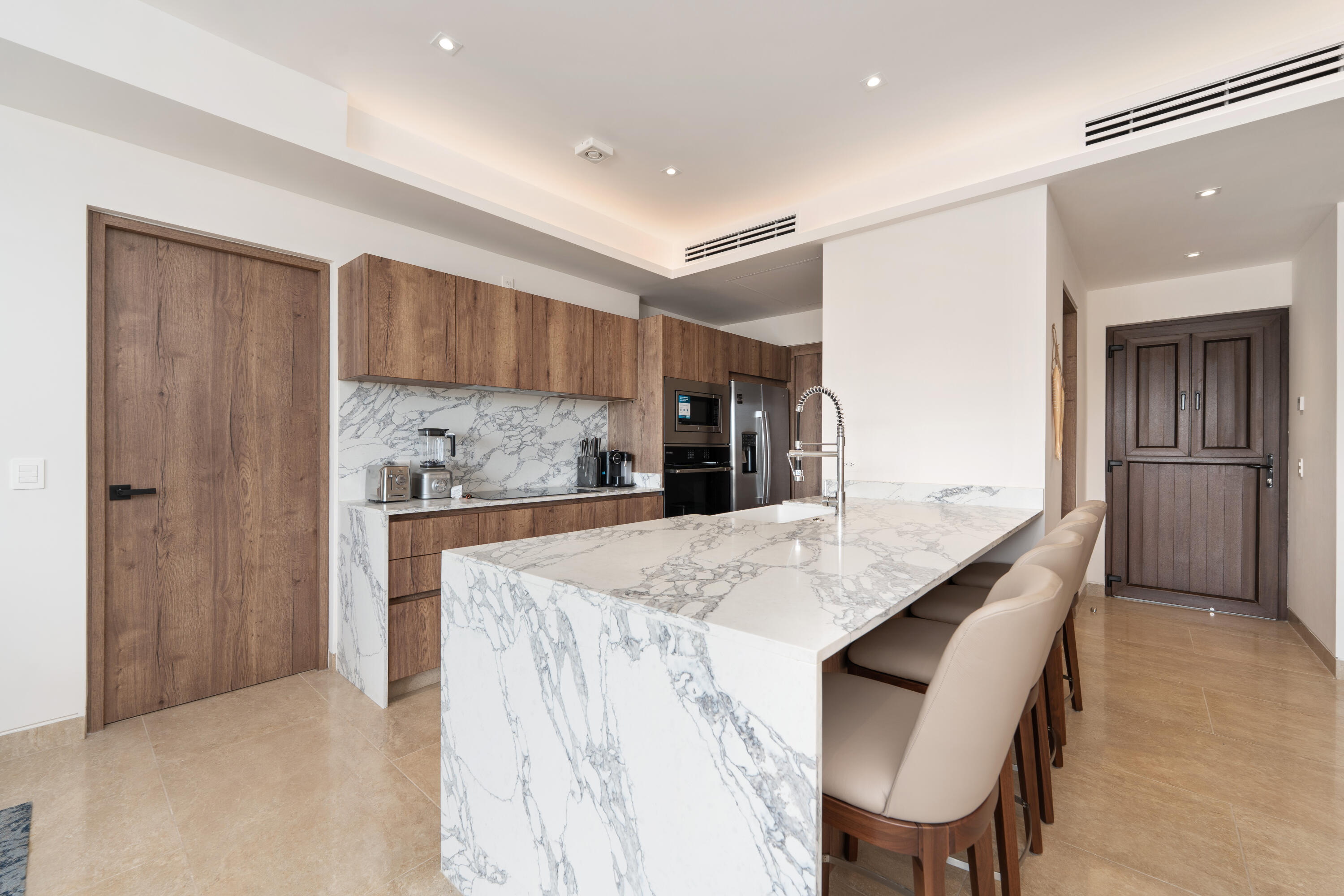 Oceanfront Condo, Albaluz