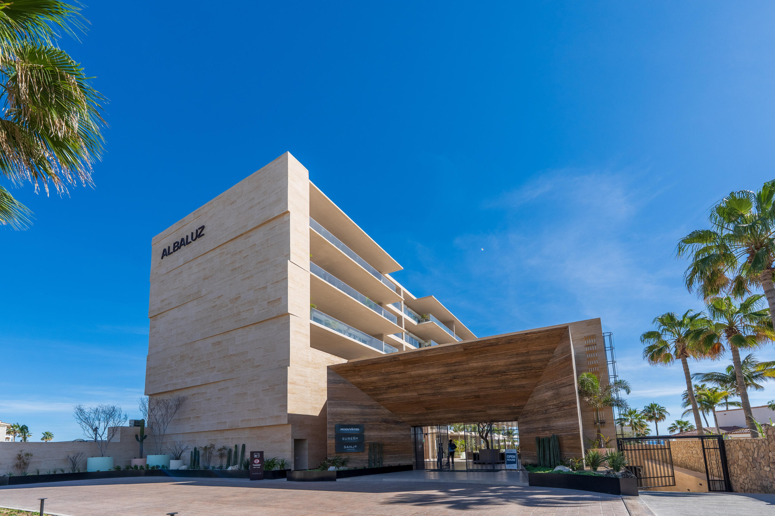 Oceanfront Condo, Albaluz