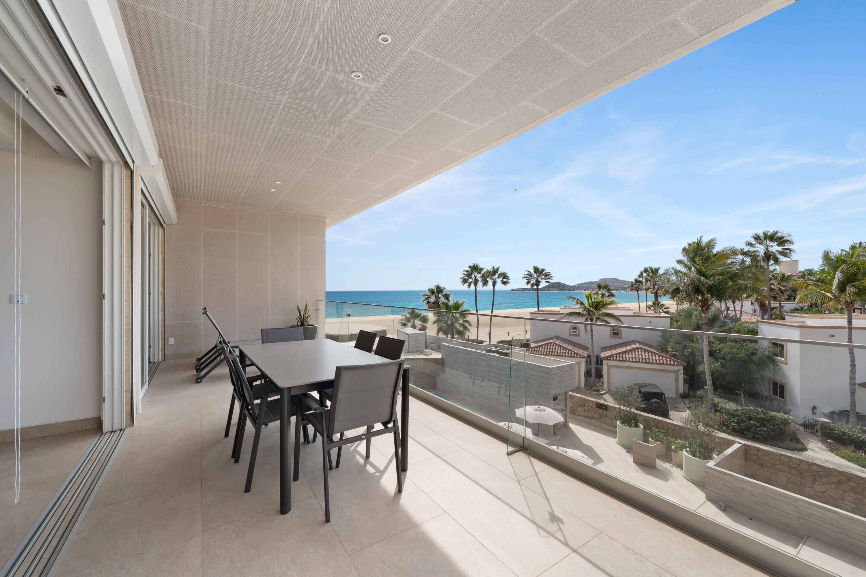Oceanfront Condo, Albaluz