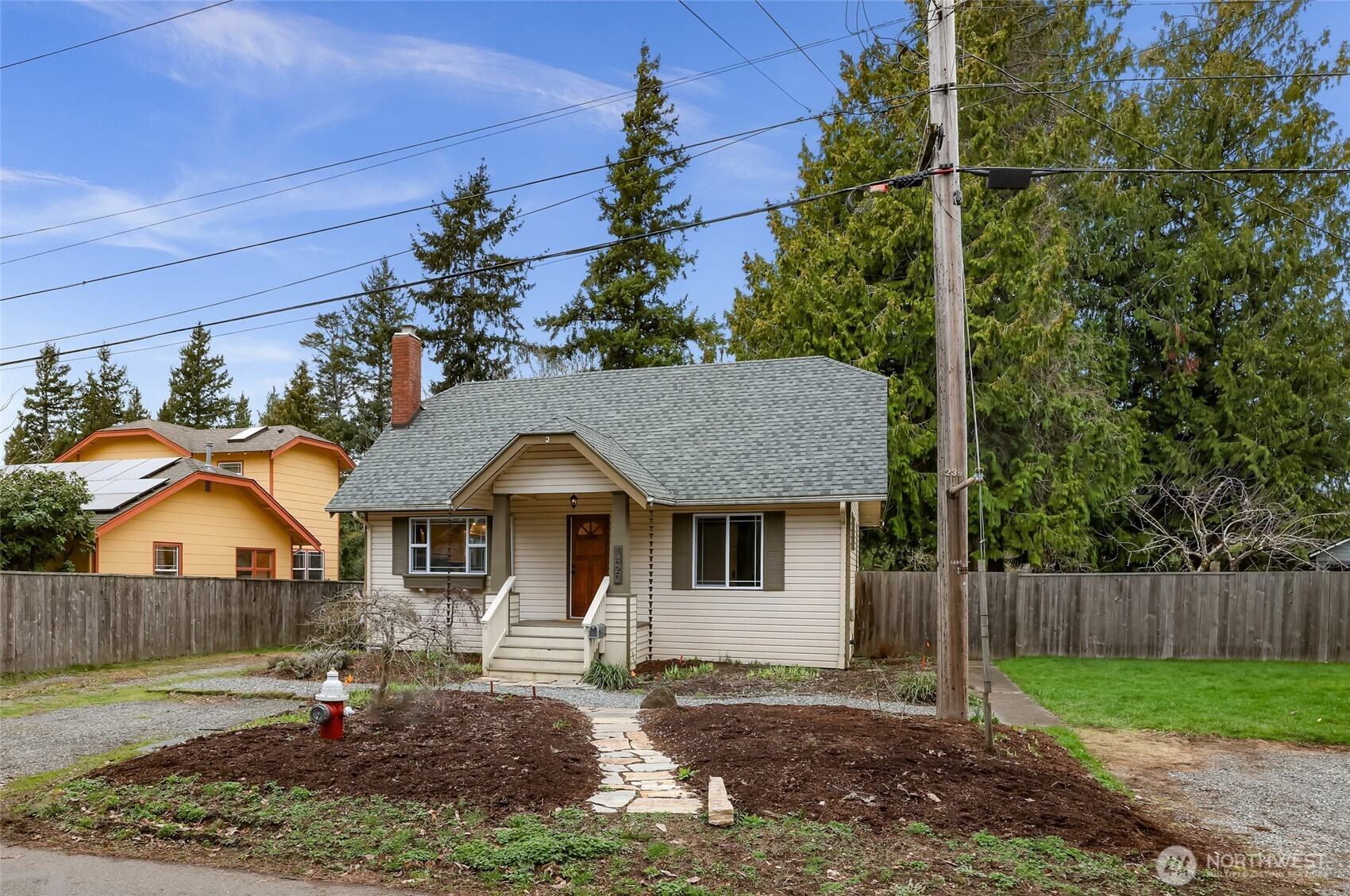 1420 E Maplewood Avenue