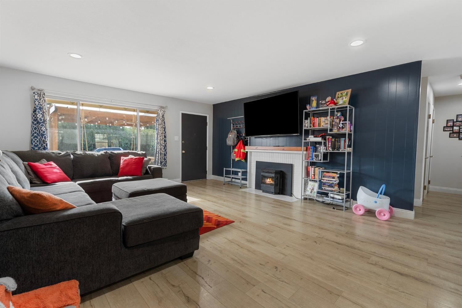 8695 Everglade Drive