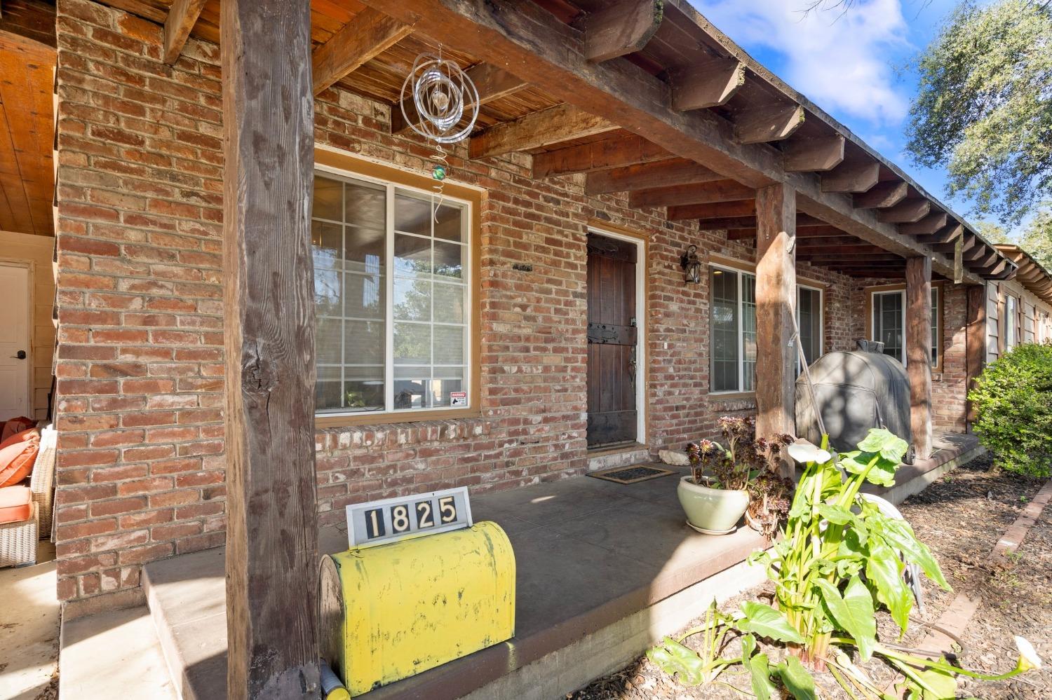 1825 Los Robles Boulevard