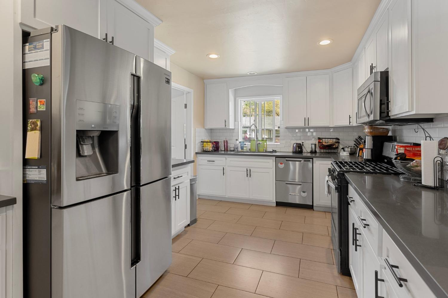 1825 Los Robles Boulevard