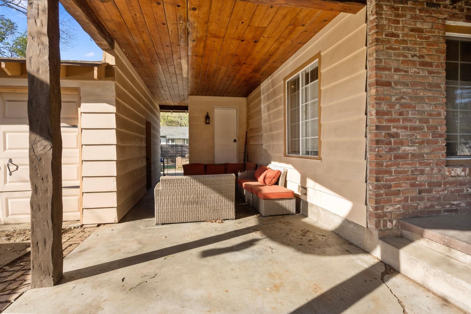 1825 Los Robles Boulevard