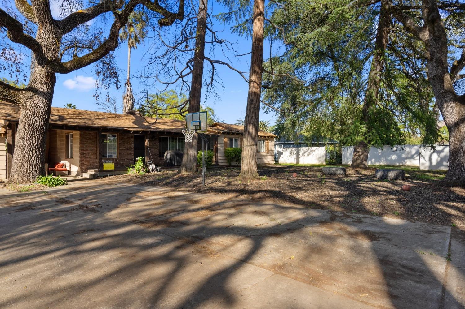 1825 Los Robles Boulevard