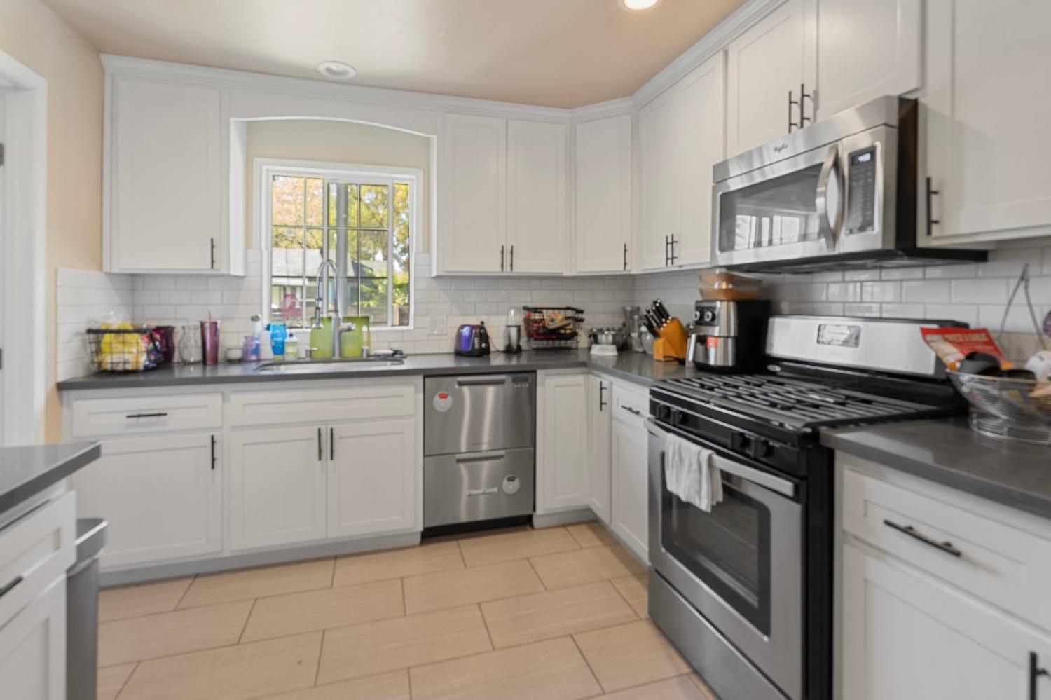 1825 Los Robles Boulevard