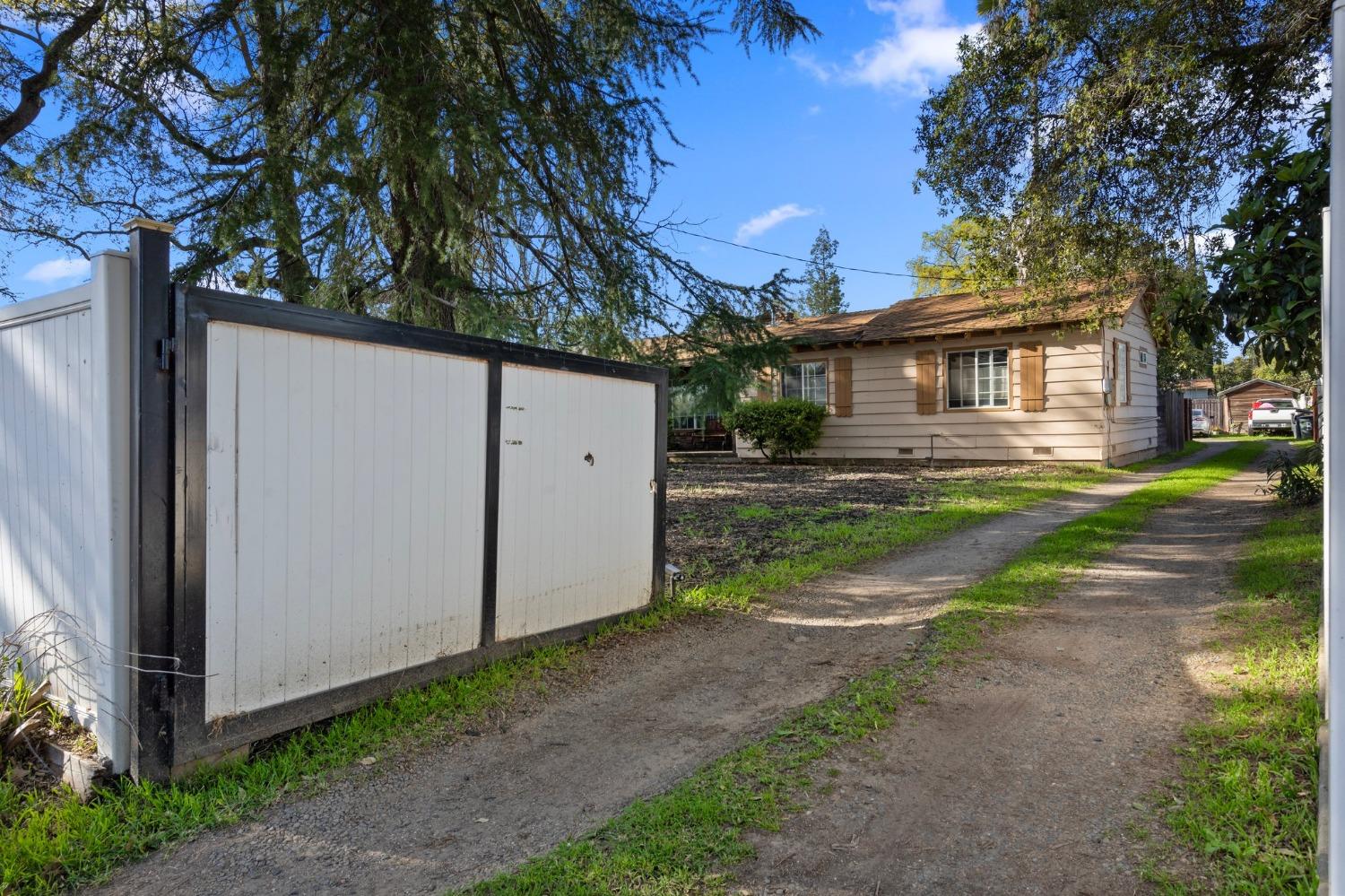 1825 Los Robles Boulevard