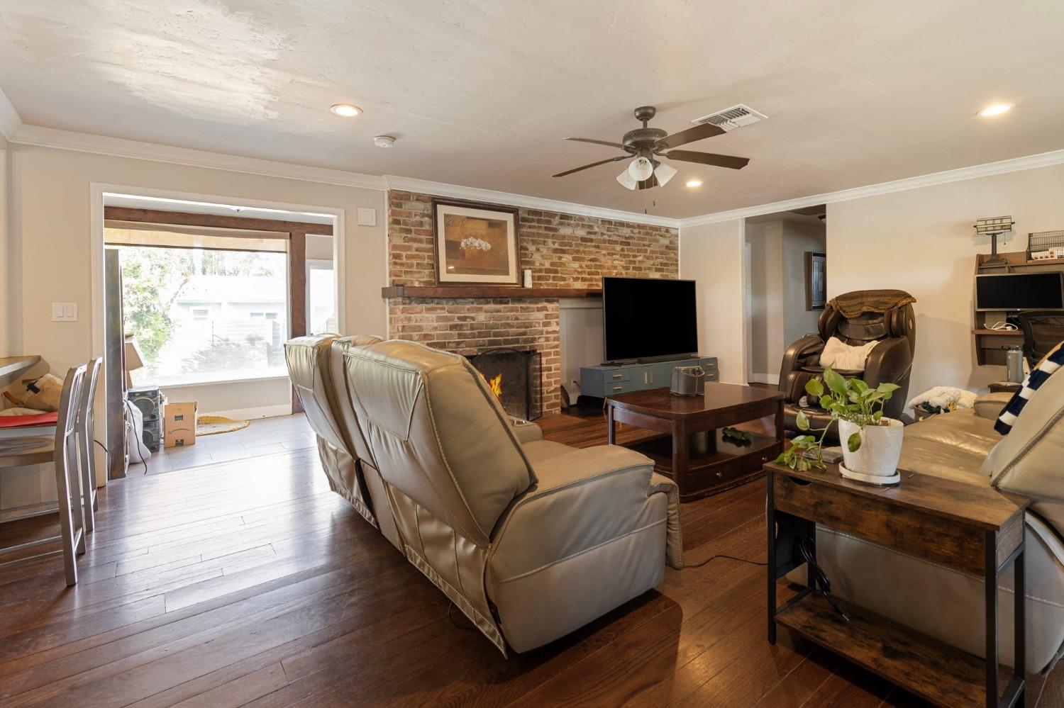 1825 Los Robles Boulevard