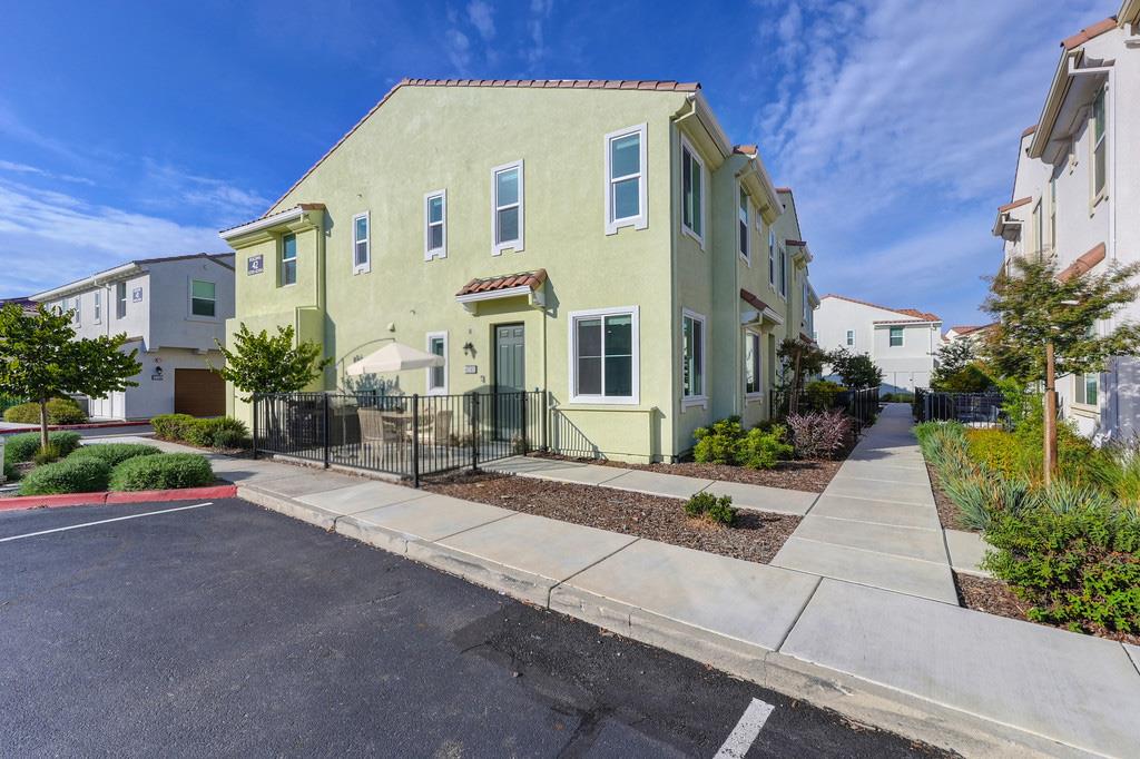 5301 E Commerce Way 42101