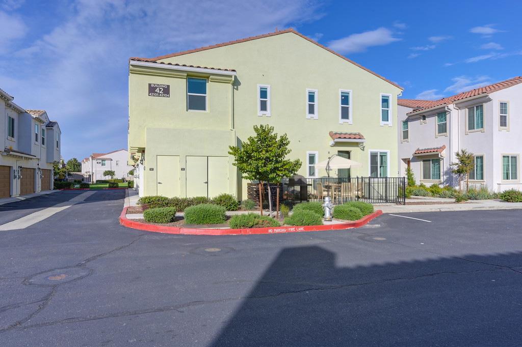 5301 E Commerce Way 42101