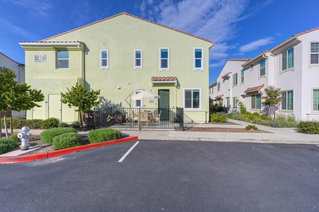 5301 E Commerce Way 42101