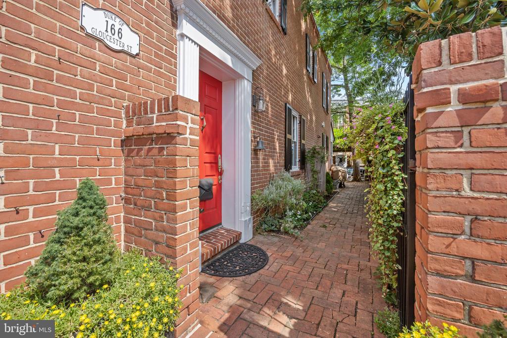 166 Duke Of Gloucester St