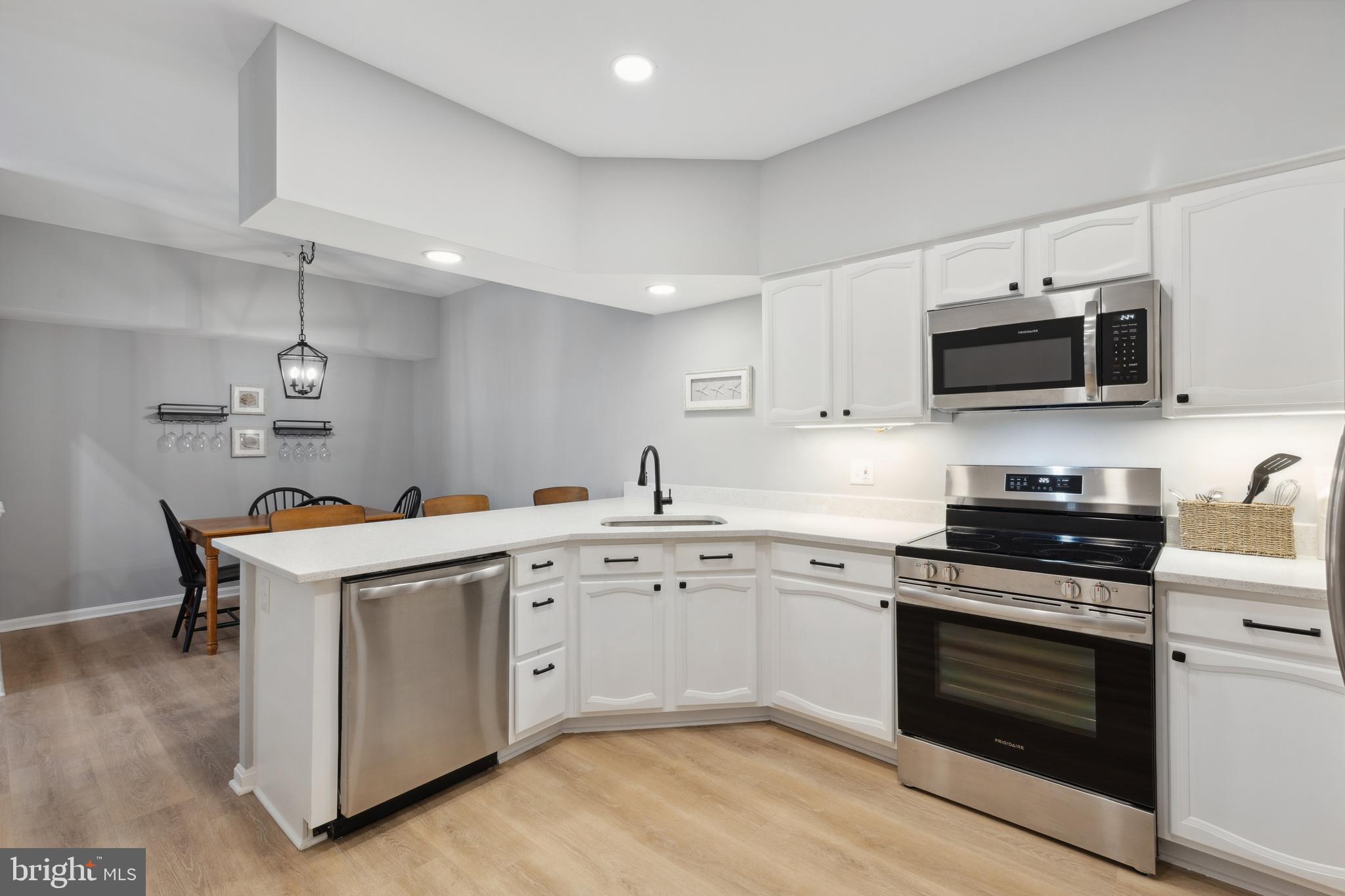 2711 SUMMERVIEW WAY #203