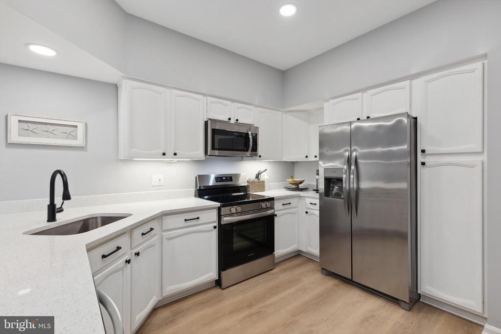 2711 SUMMERVIEW WAY #203