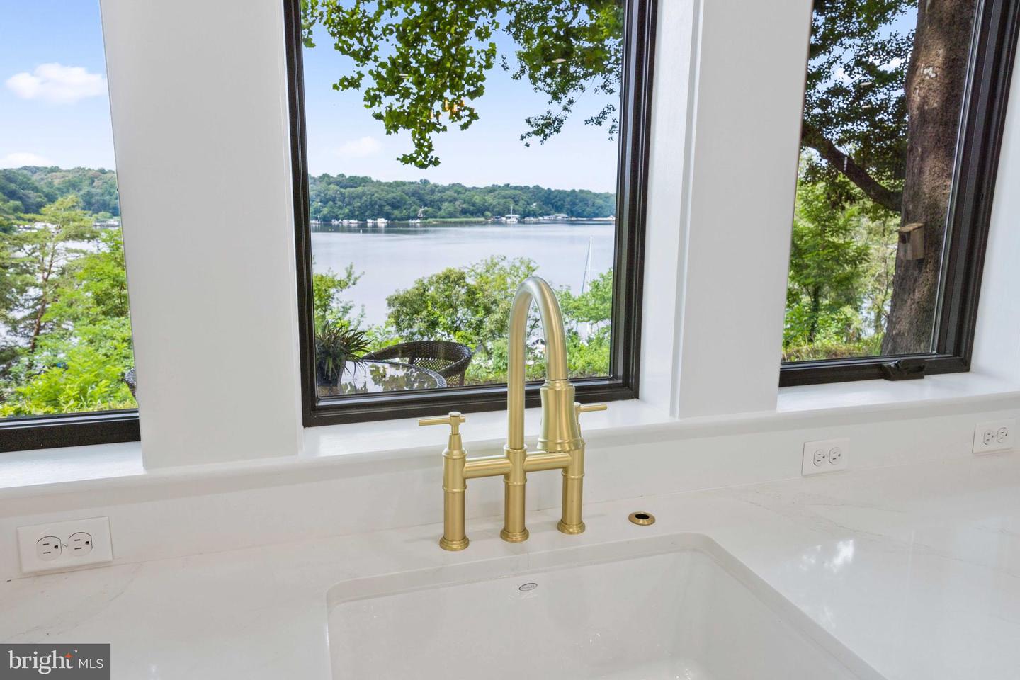 74 RIVERSIDE DR
