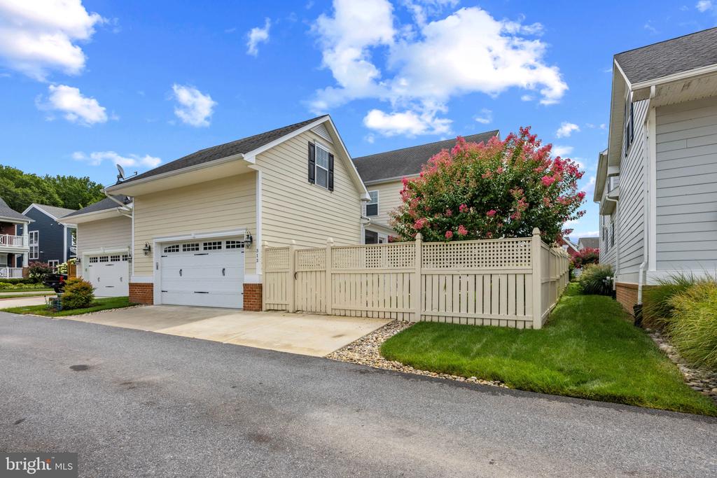 313 THOMAS WHITE BOULEVARD