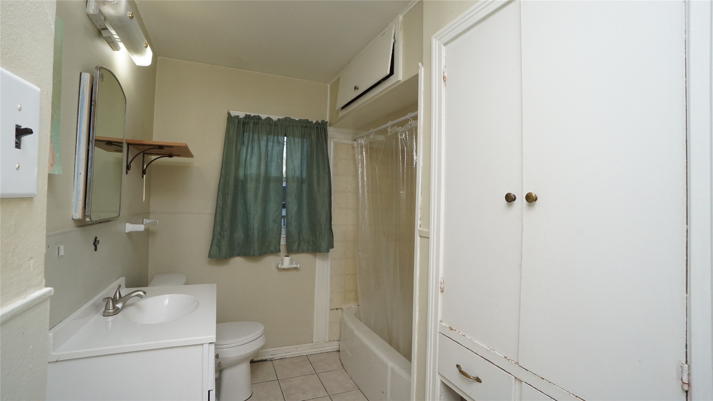 1300 W Day Street