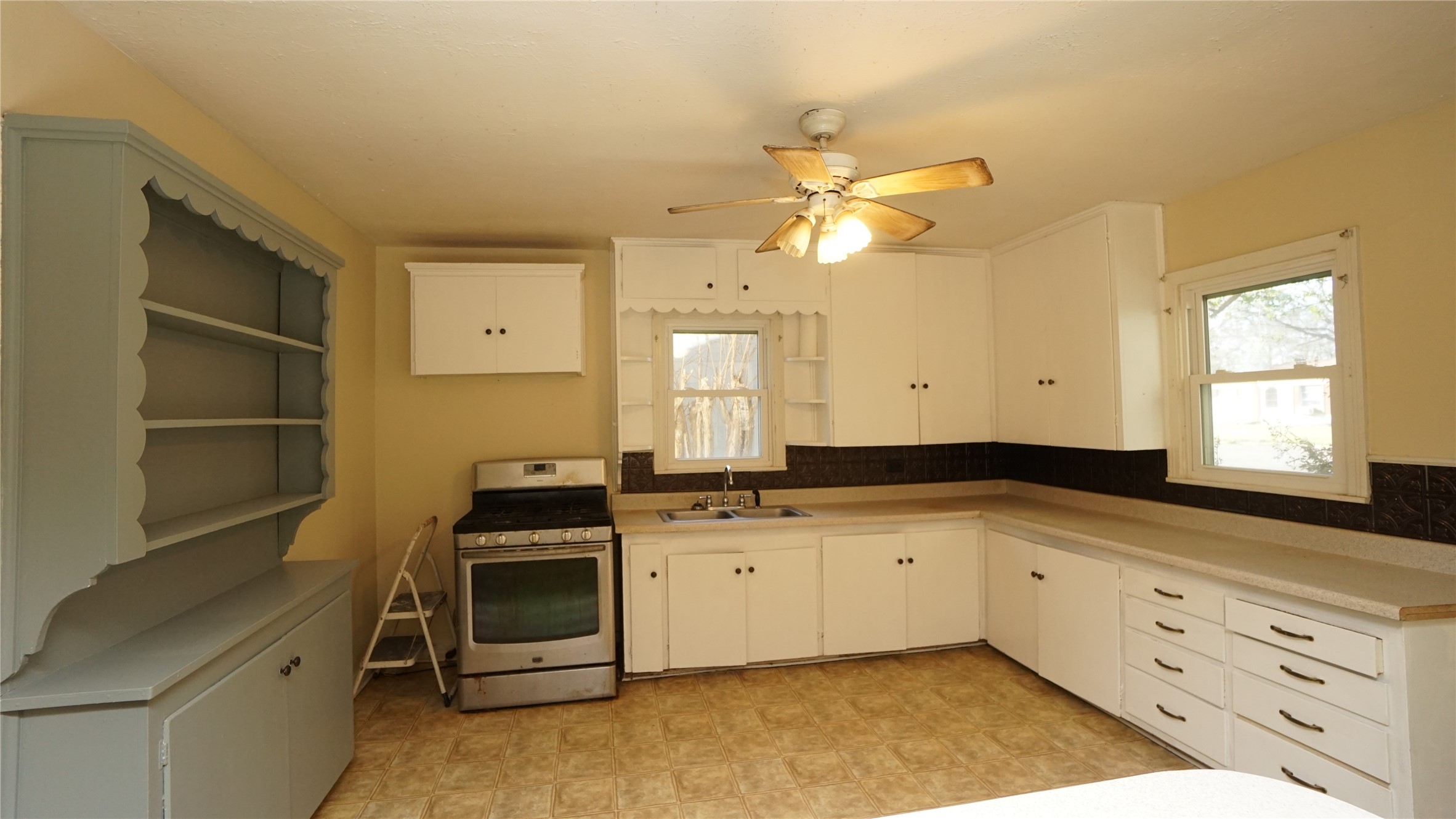 1300 W Day Street
