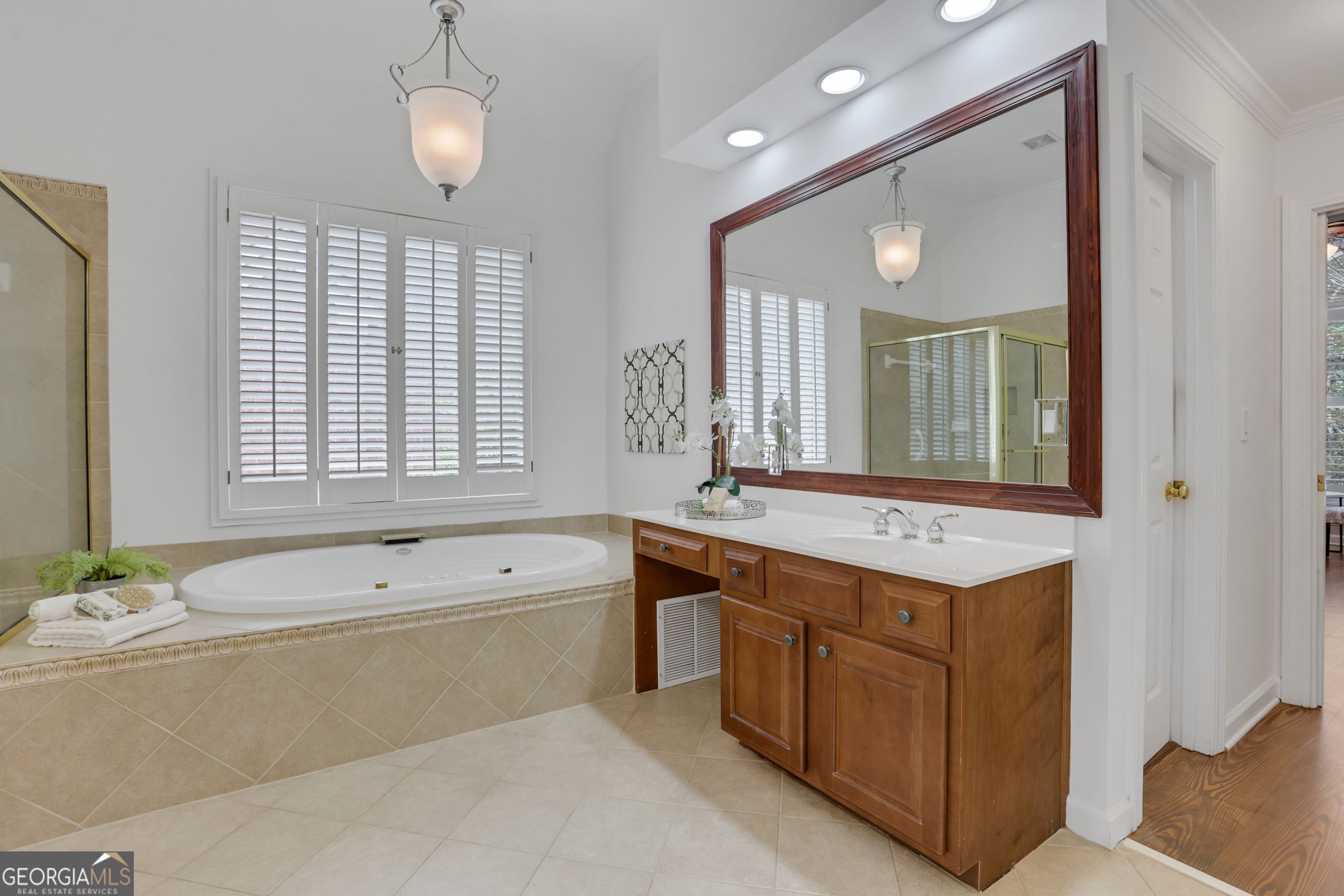 5304 Davenport Manor