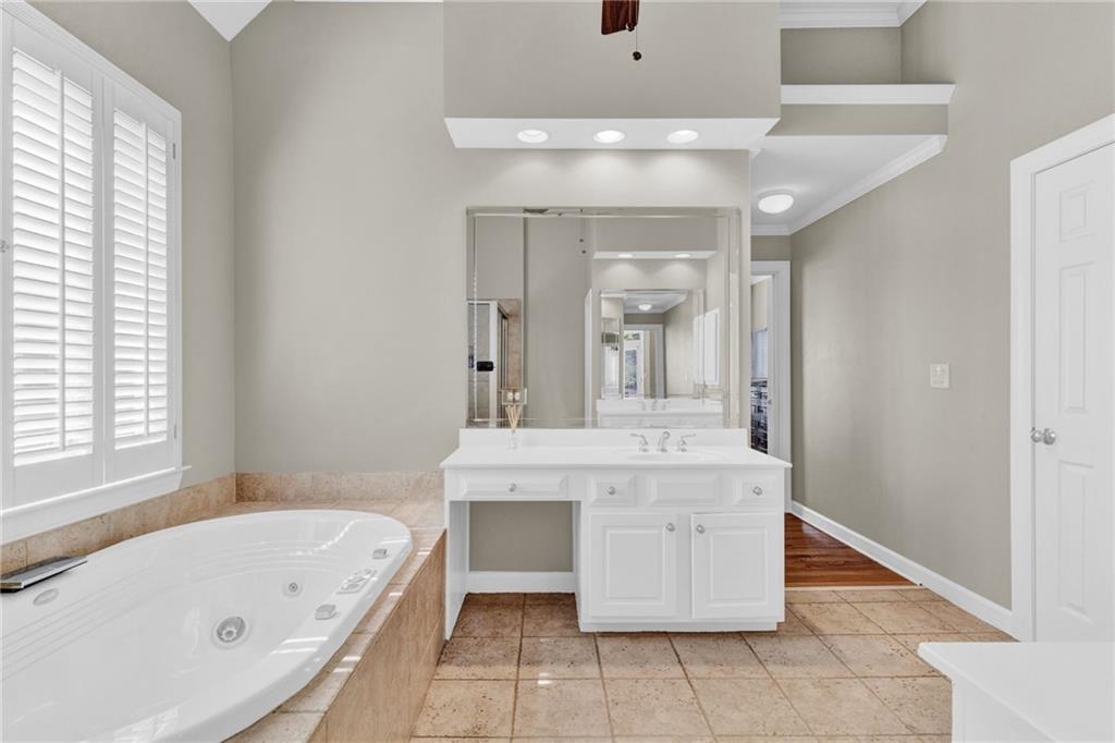5335 Davenport Manor