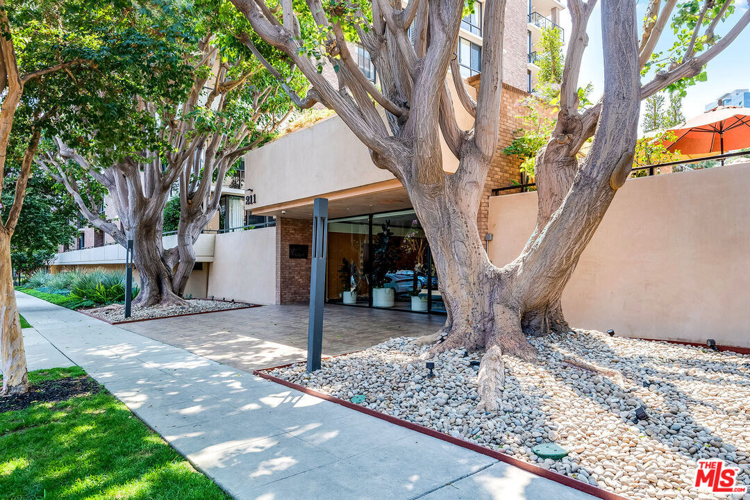 211 S Spalding Dr Unit: 105N