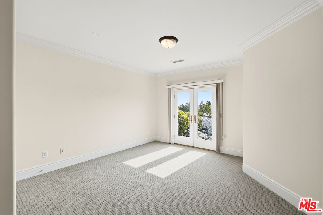 2997 Beverly Glen Cir