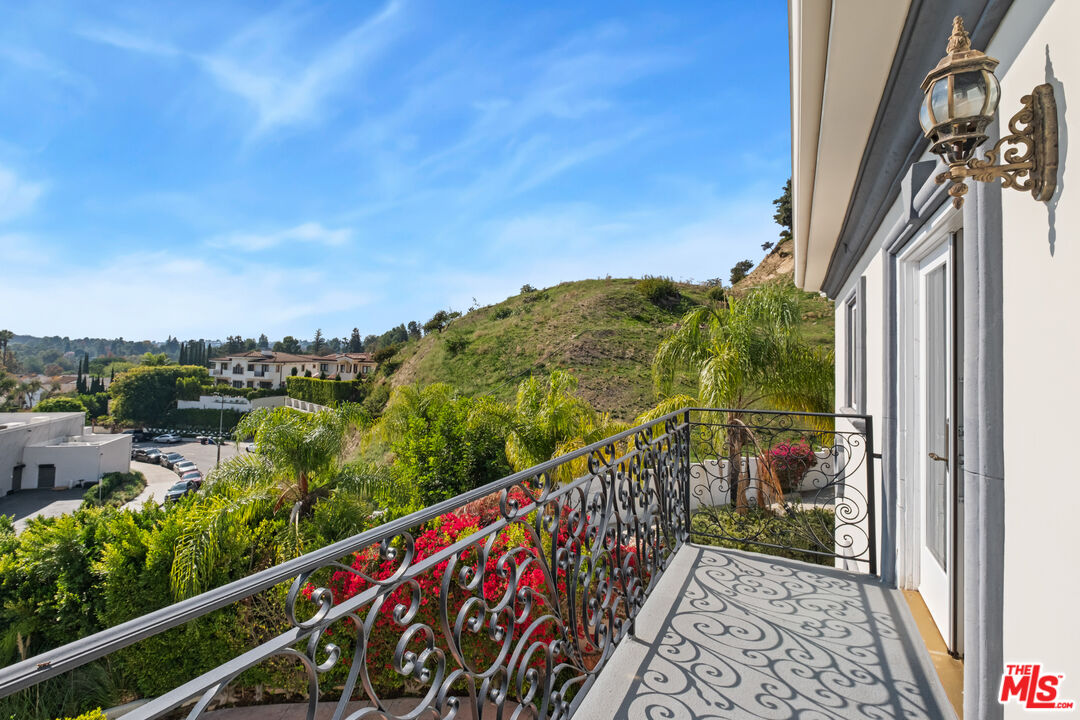 2997 Beverly Glen Cir