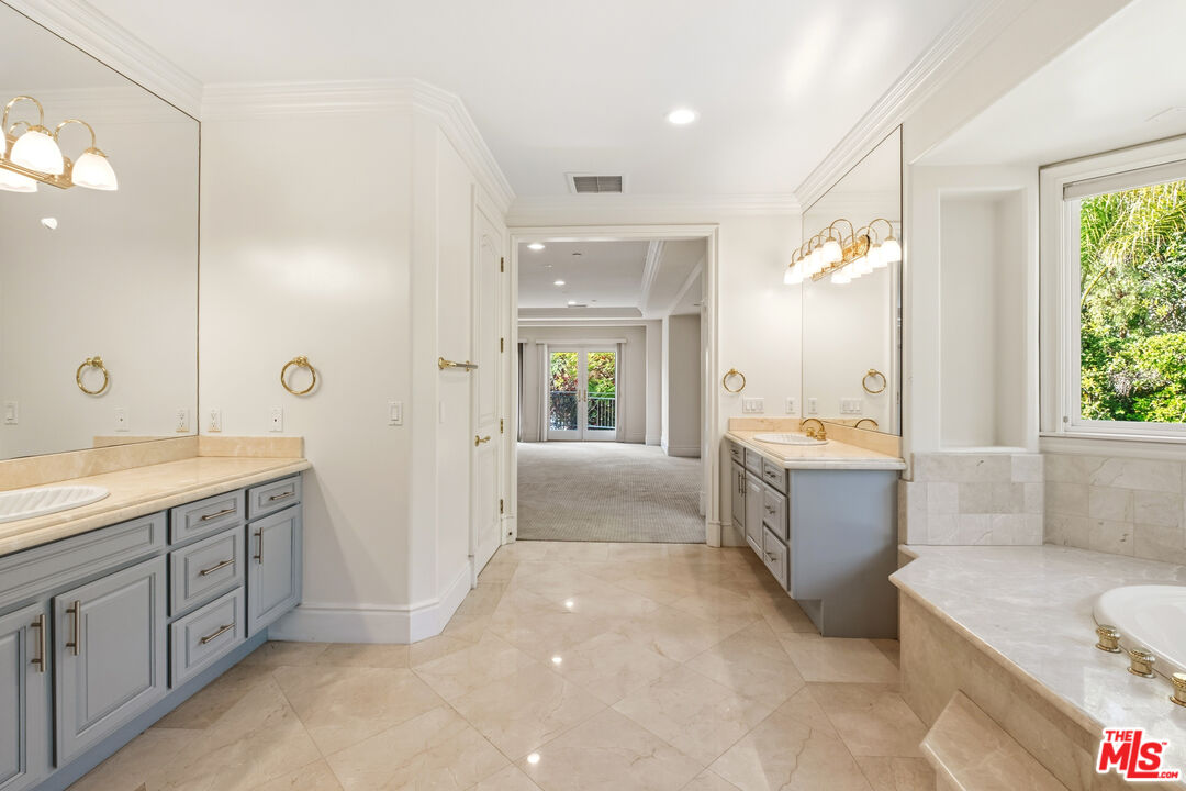 2997 Beverly Glen Cir