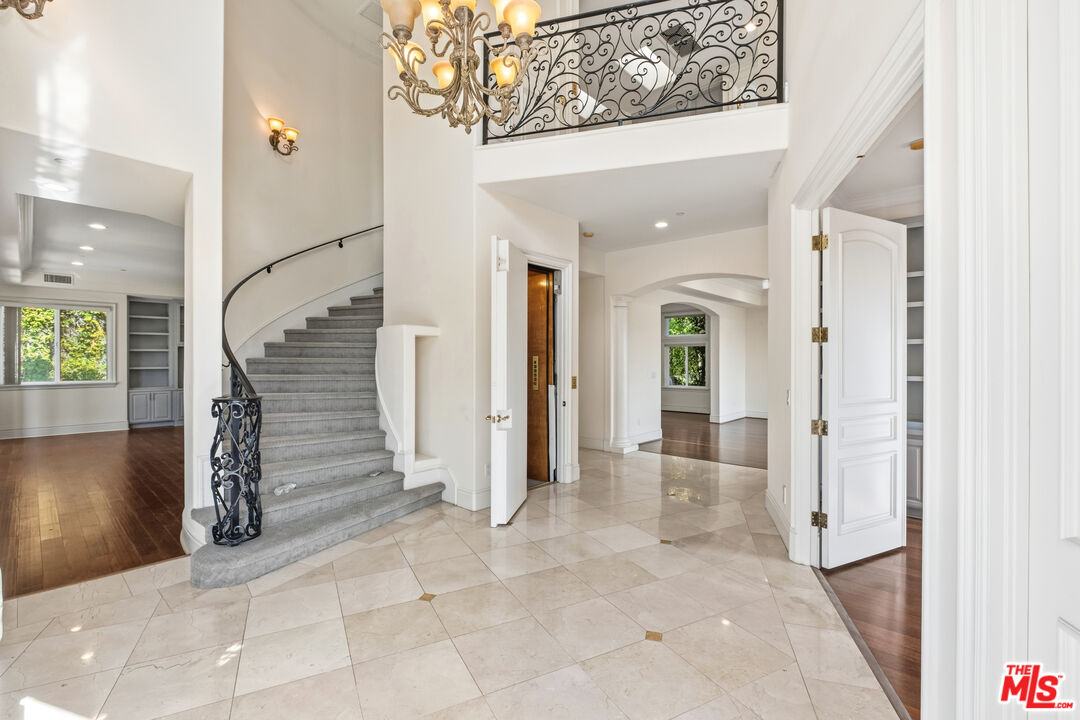 2997 Beverly Glen Cir