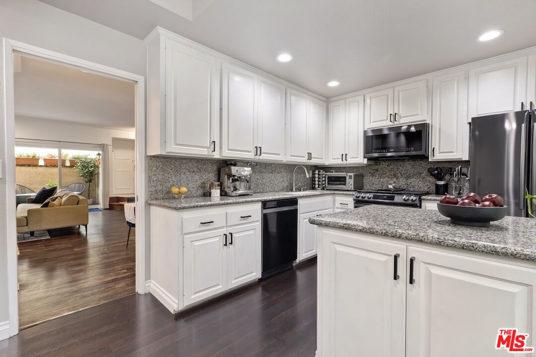 5139 Balboa Blvd Unit: 11