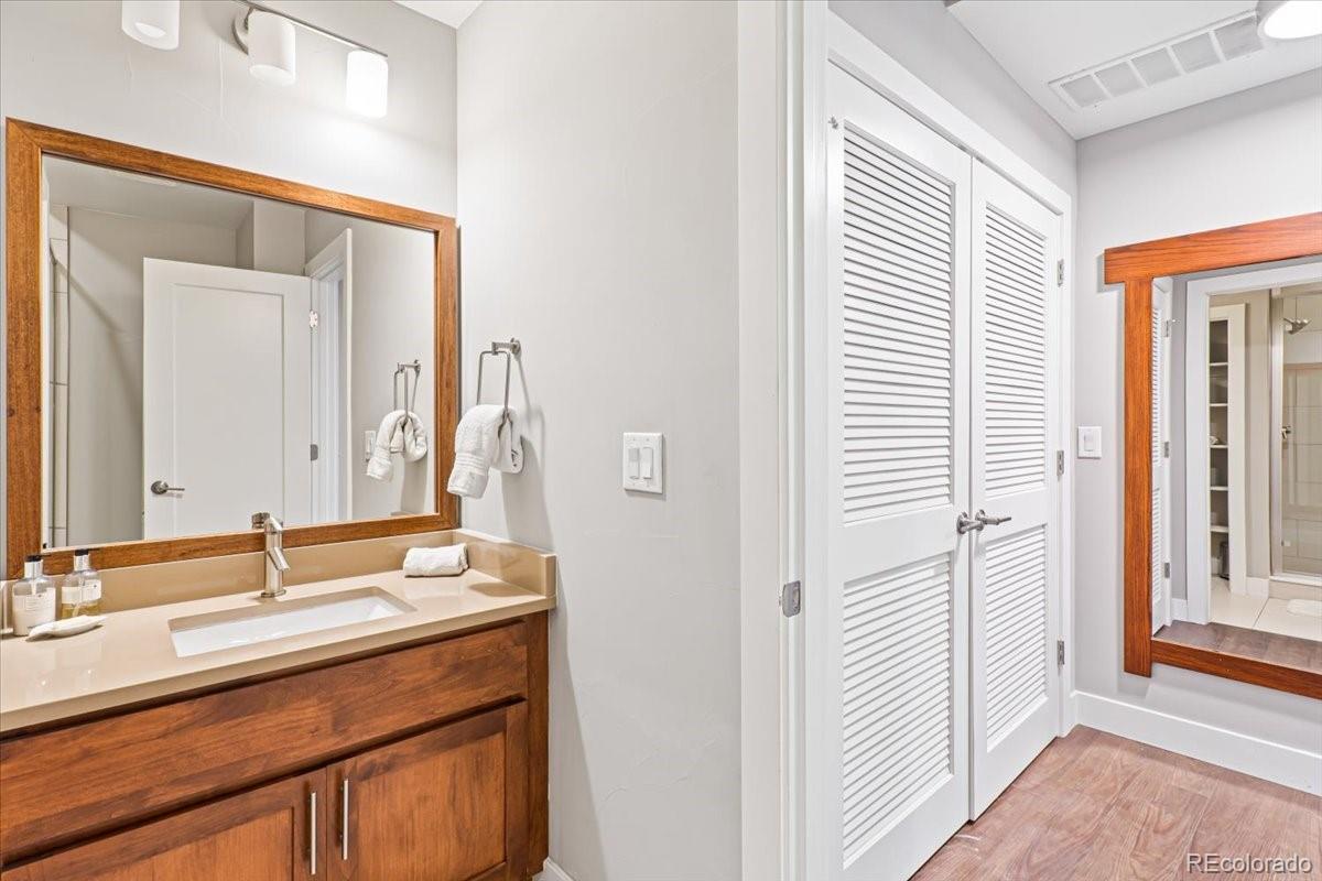 4687 W 50th Place