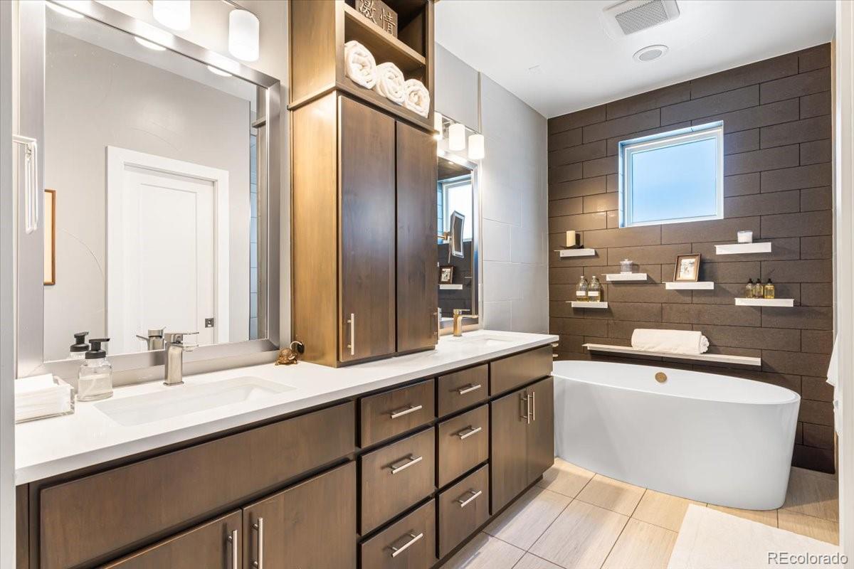4687 W 50th Place