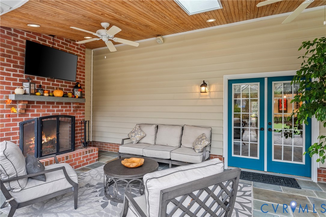 9356 Charter Crossing Dr