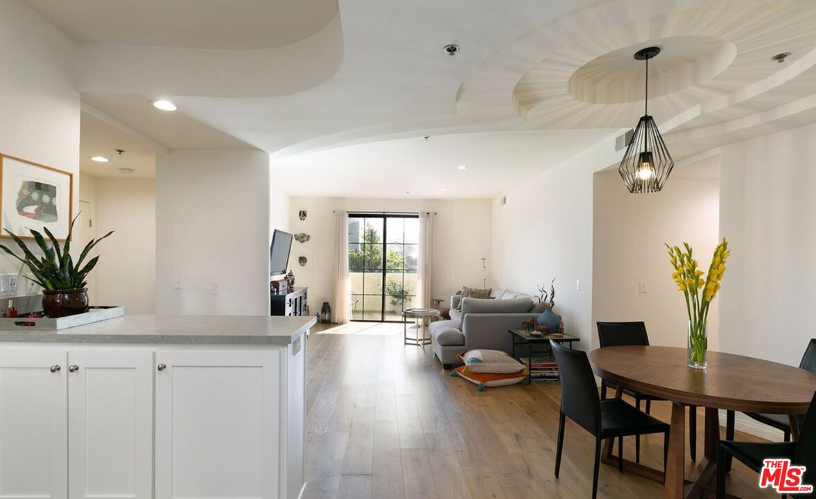 12603 Moorpark St Unit: 207