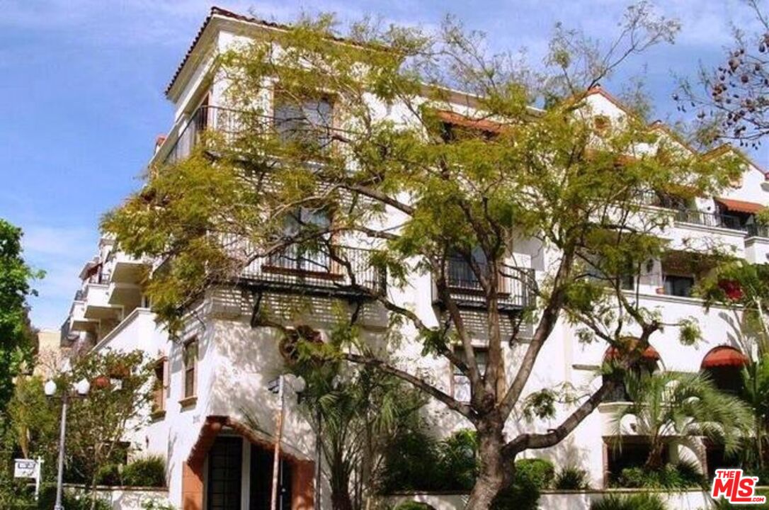 12603 Moorpark St Unit: 207
