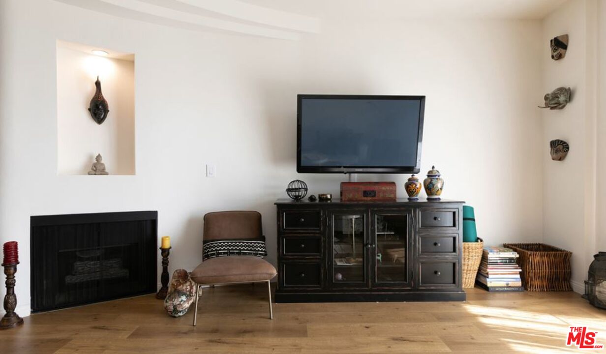 12603 Moorpark St Unit: 207