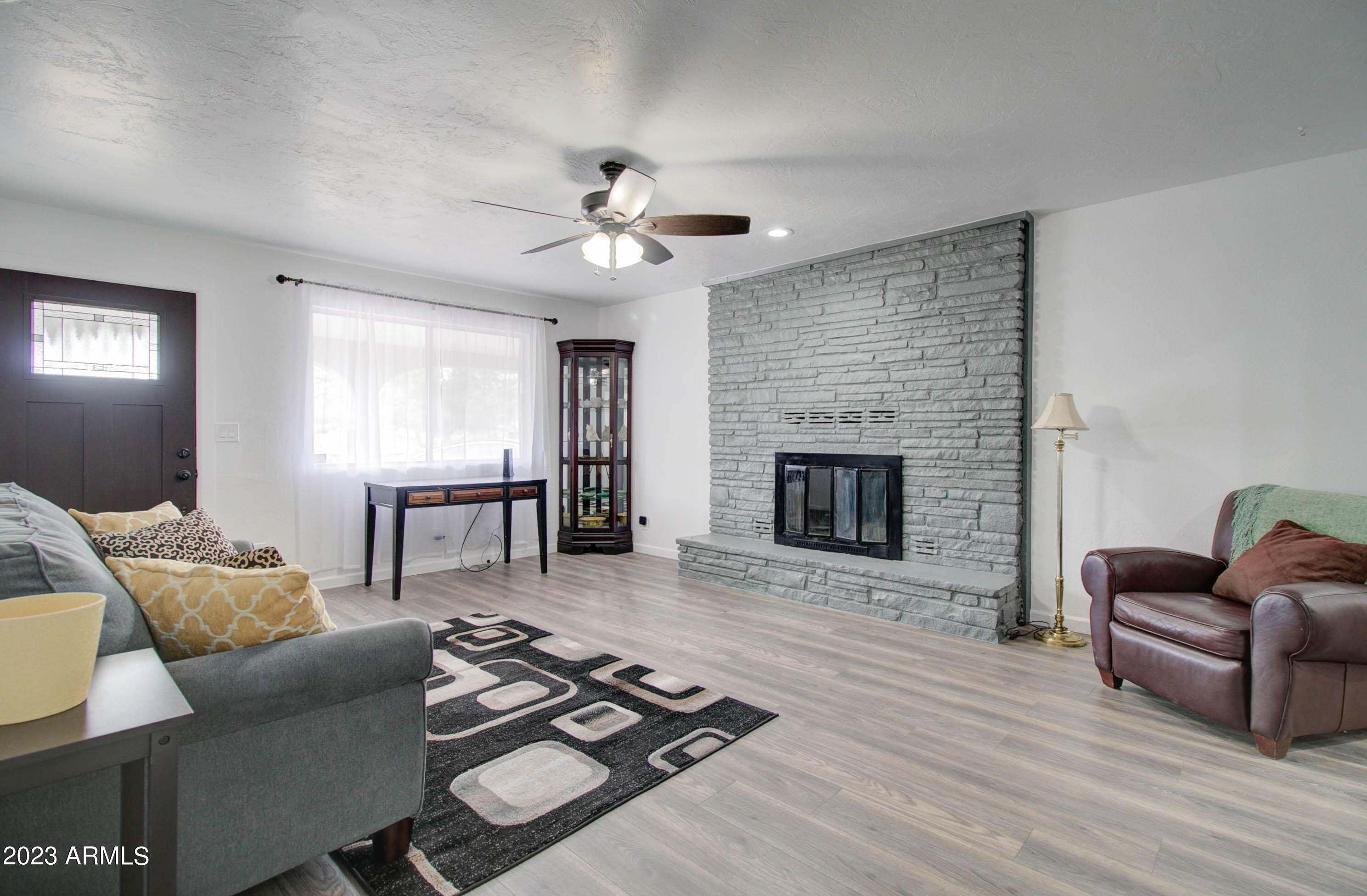 1106 E LYNDSAY Drive