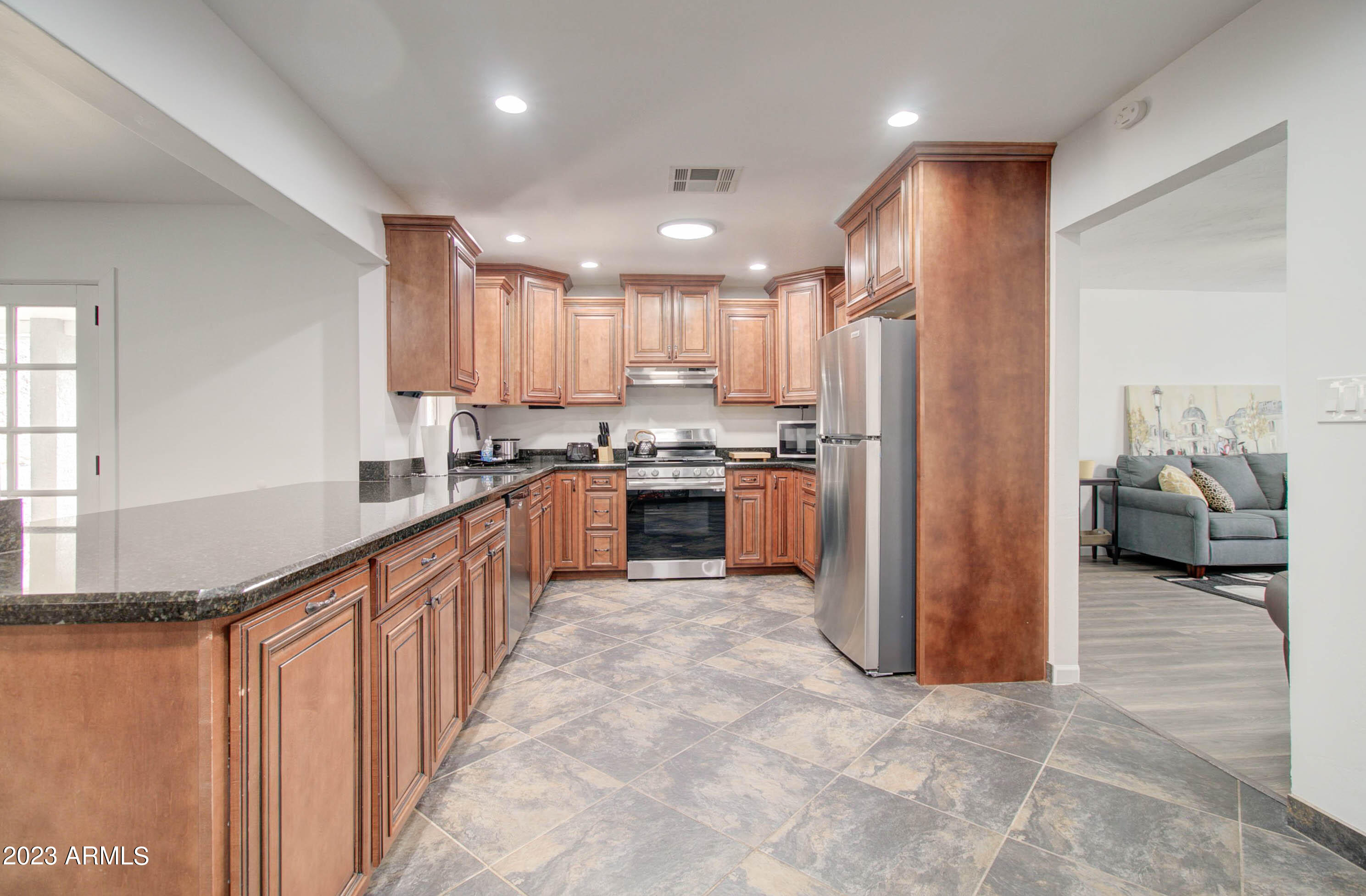 1106 E LYNDSAY Drive